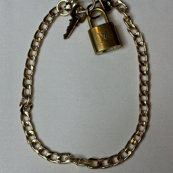 LV CHAIN AND KEY WITH UNBRANDED CHAIN - Picture 3 of 7